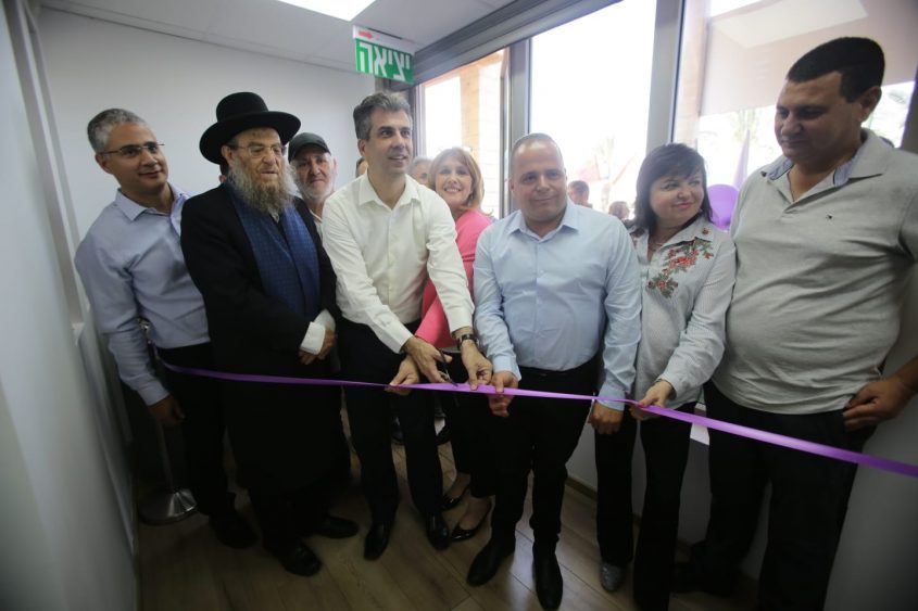אלי כהן ותומר גלאם עם הרב ברדא בגזירת הסרט. צילום: אלדד עובדיה