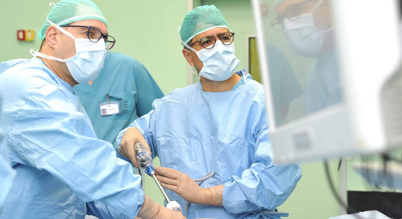 צוות המנתחים בראשותו של ד"ר אוחנה. צילום: מורן נסים, צילום רפואי ברזילי