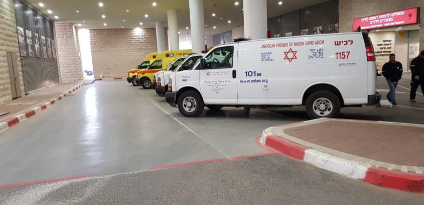 אמבולנסים בכניסה לחדר המיון בברזילי. צילום: מאור רביעי