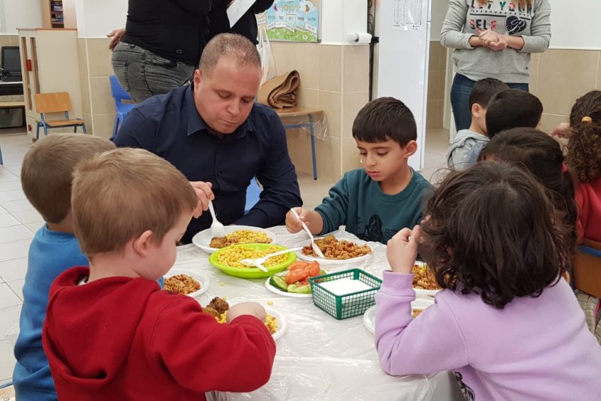 ראש העירייה תומר גלאם אוכל יחד עם ילדי הגנים. צילום: דוברות עיריית אשקלון