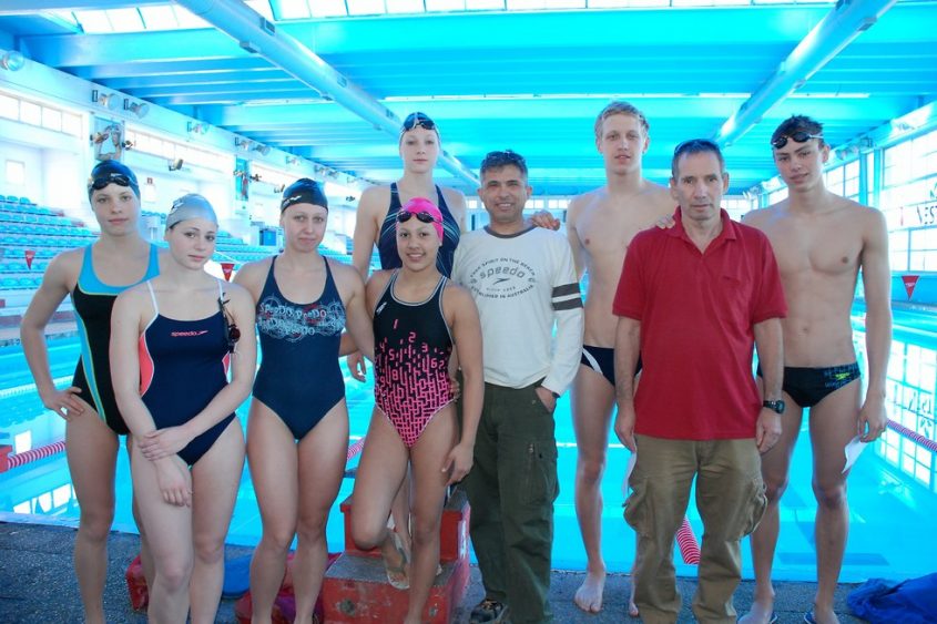 ניקול (ראשונה משמאל) וחבריה לשחייה. צילום: רפי כחלון