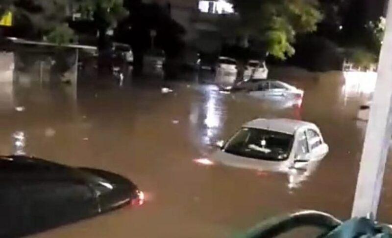 רכבים מוצפים מים
