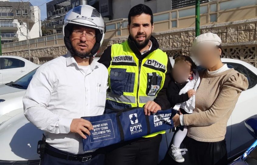 ועקנין ויפרח עם האם והפעוטה שחולצה. צילום: ידידים סיוע בדרכים