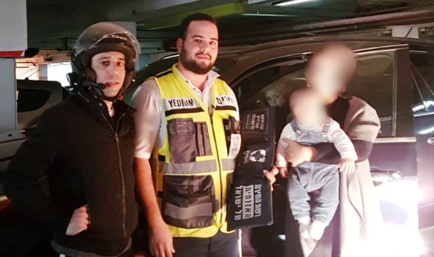 האם, הפעוט והמחלצים. צילום: ידידים סיוע בדרכים