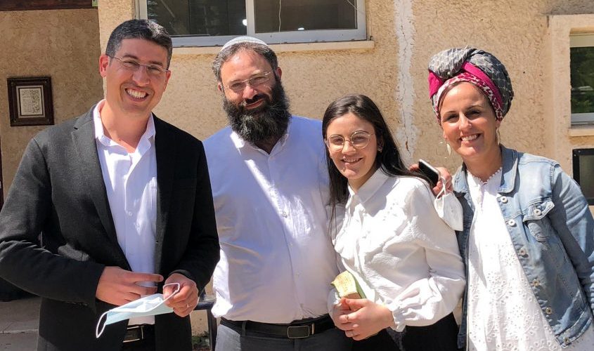 רות כהן עם הוריה ועם ראש המועצה אדיר נעמן