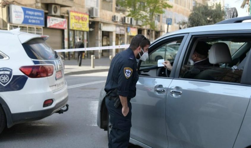 שוטרי משטרת ישראל אוכפים סגר. צילום: דוברות המשטרה