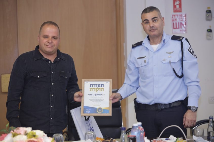 תומר גלאם ותנ"צ שמעון נחמני. צילום: אלדד עובדיה