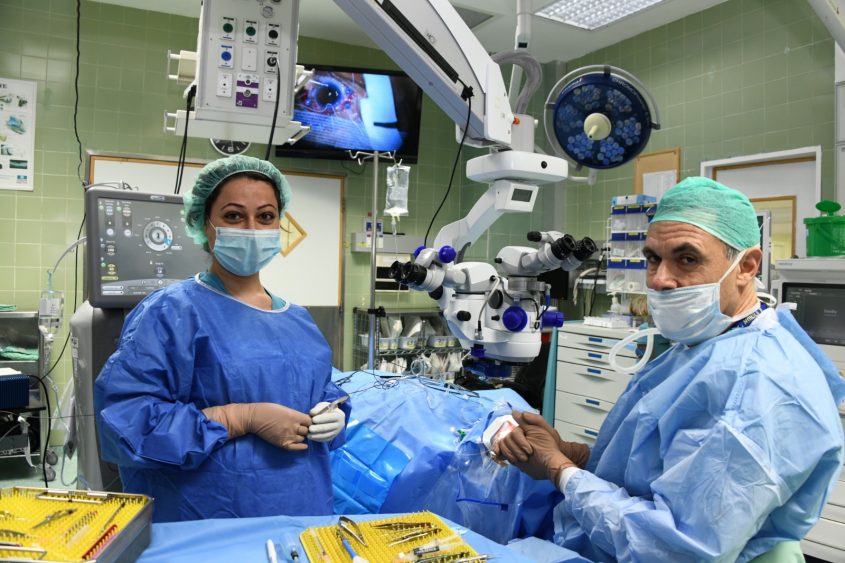 ד״ר דוד האוזר והאחות רחלי חדריאן בניתוח השתלת קרנית בברזילי. צילום: דוד אביעוז