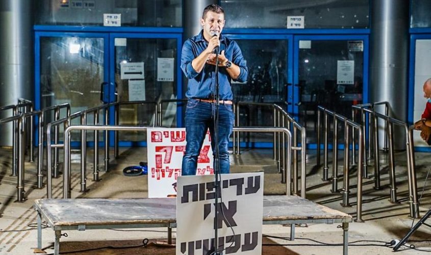 חבר הכנסת אלכס קושניר נואם בהפגנה