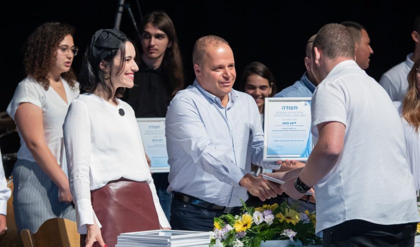 ראש העיר תומר גלאם מעניק תעודת בגרות חברתית לתלמידים. צילום: אלדד עובדיה