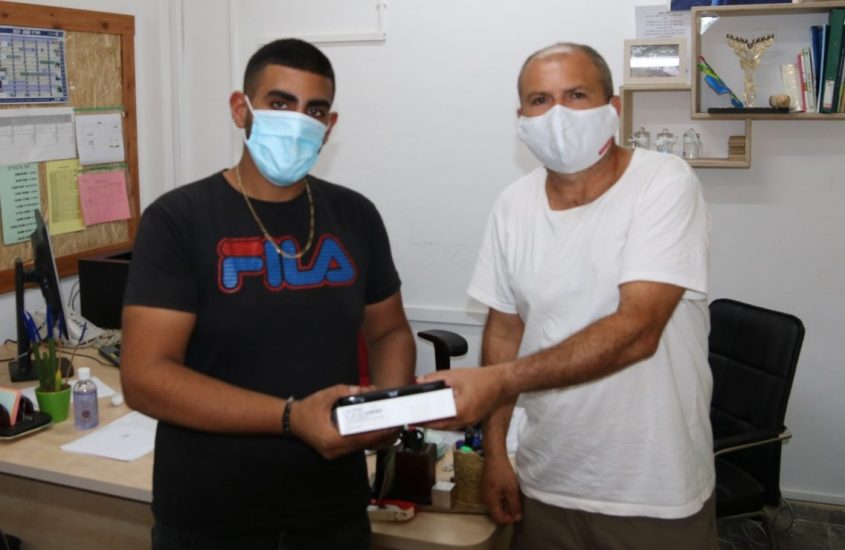 אחד התלמידים שכבר קיבל טאבלט ממנהל בית הספר עופר יחיא. צילום: מדיה פלאש
