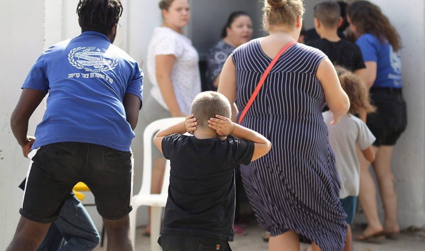 רצים למקלט בזמן אזעקה באשקלון. צילום: אילן אסייג