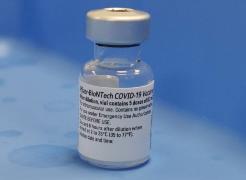 בקבוקון תרכיב החיסון נגד קורונה מוכן לשימוש.