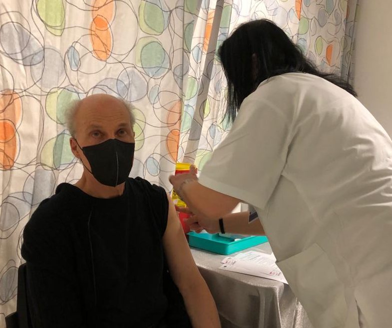 פרופ' רוג'ר דויד קורנברג מקבל את מנת החיסון הראשונה לקורונה, במרפאת חיסוני הקורונה של המרכז הרפואי ברזילי. צילום: דוברות ברזילי
