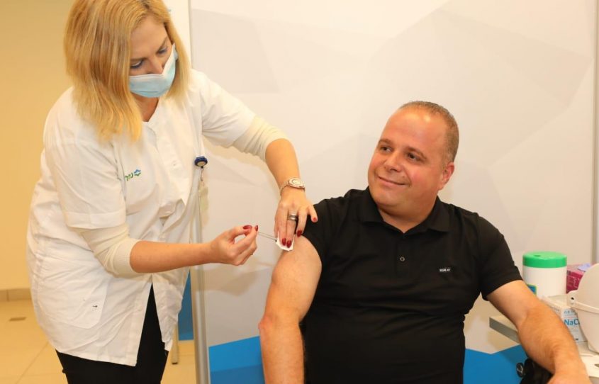תומר גלאם מקבל את מנת החיסון הראשונה לקורונה במרפאת הכללית באשקלון