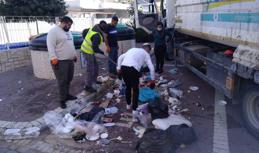 עובדי העירייה מנסים לאתר את הטבעת. צילום: עיריית אשקלון