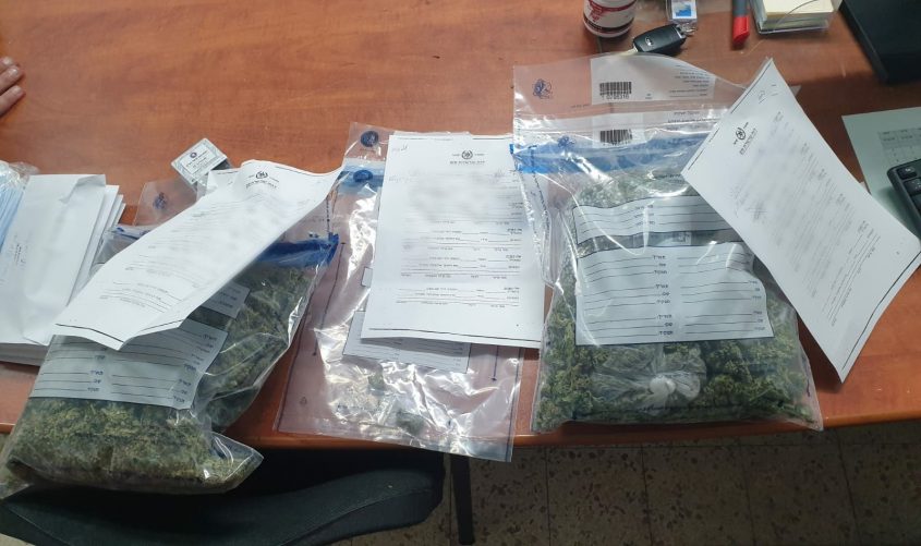 חלק מהסמים שנמצאו בדירה. צילום: דוברות המשטרה