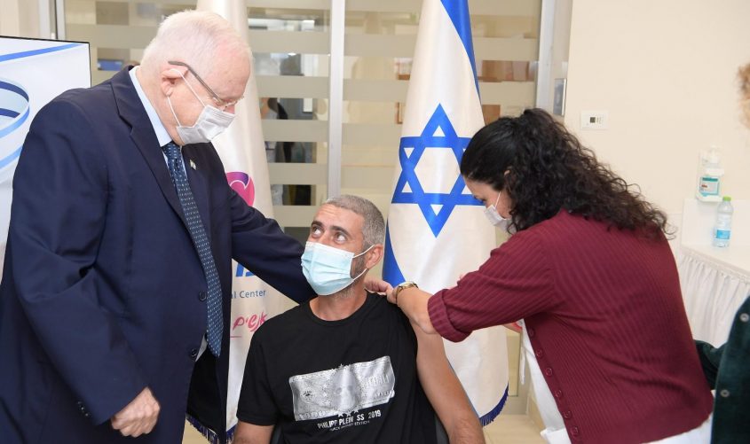 הנשיא ריבלין ואלעד המתחסן בחיסון הישראלי. צילום: עמוס בן גרשום
