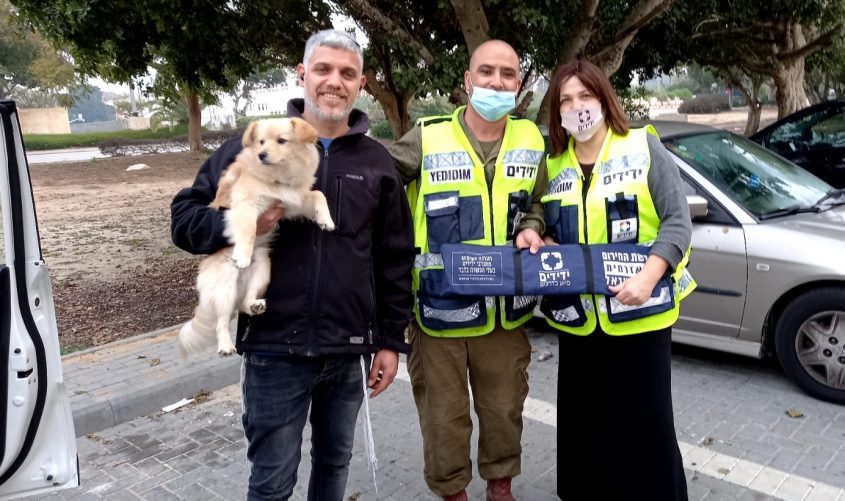 המתנדבים והכלב לאחר החילוץ. צילום: ידידים