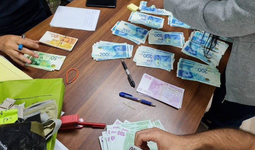 הכסף שנתפס בעת החיפוש. צילום: דוברות המשטרה