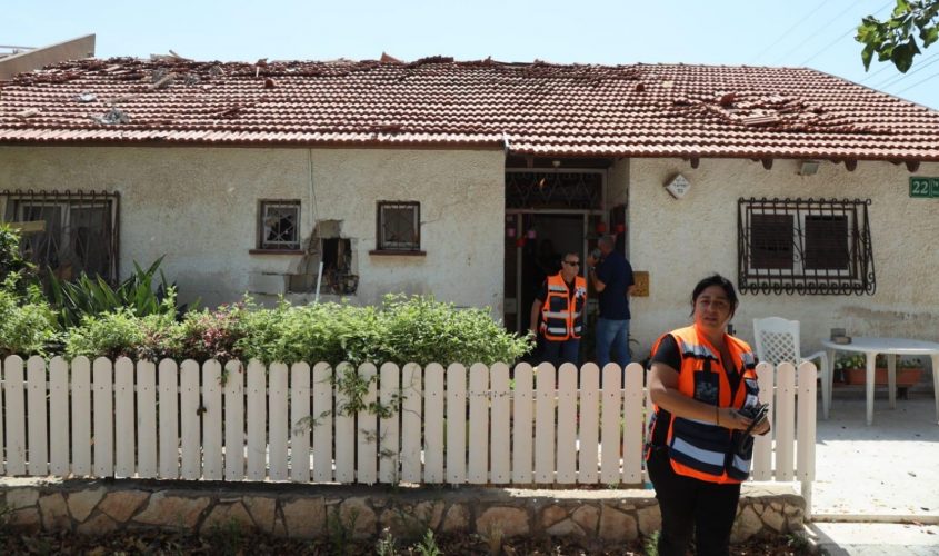 בית שנפגע מרקטה היום באשקלון. צילום: אלדד עובדיה
