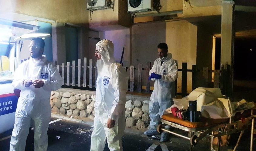 מתנדבי זק"א מוציאים את הגופה. צילום: דוברות זק"א