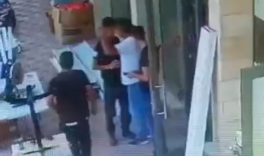 הפקח והנאשם בתיעוד האירוע