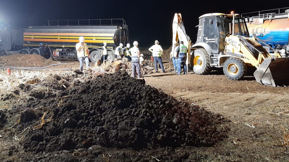 העבודות במקום הדליפה הלילה. צילום: המשרד להגנת הסביבה