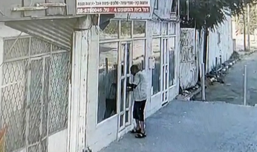 אתאל בפעולה פורץ לחנות רהיטים