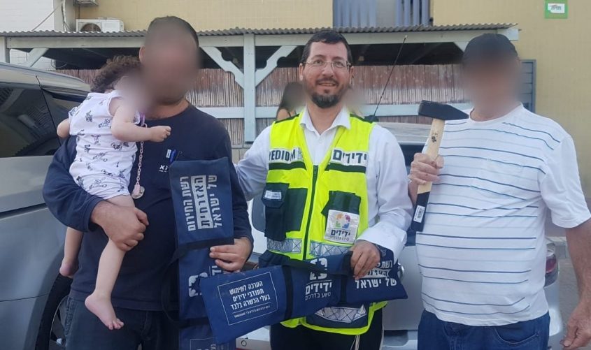 ועקנין עם הסבא, האב והתינוקת. צילום: ידידים