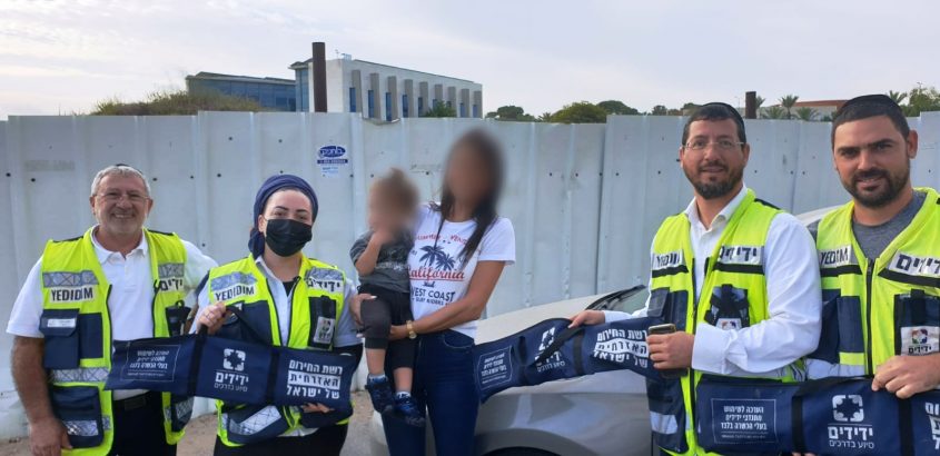 במתנדבים עם האם והתינוק. צילום: דוברות ידידים