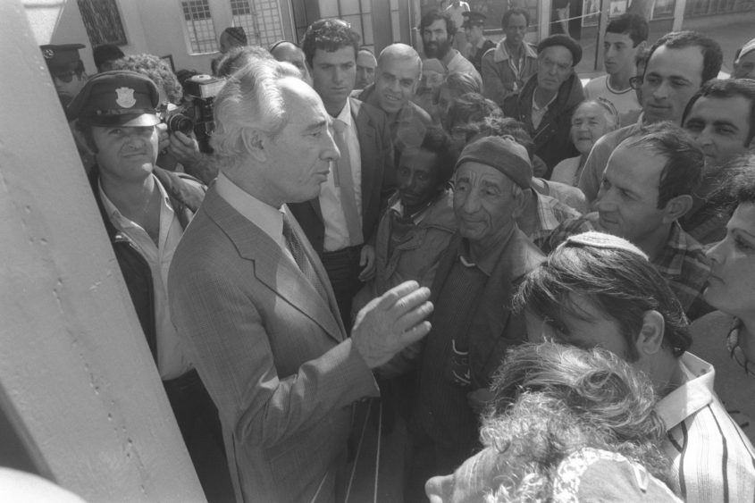 שמעון פרס משוחח עם תושבים באשקלון, 1984. צילום: נתי הרניק/לע"מ