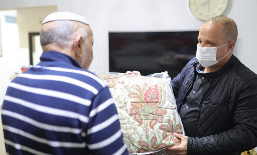 ראש העירייה בחלוקת שמיכות למבוגרים. צילום: אלדד עובדיה