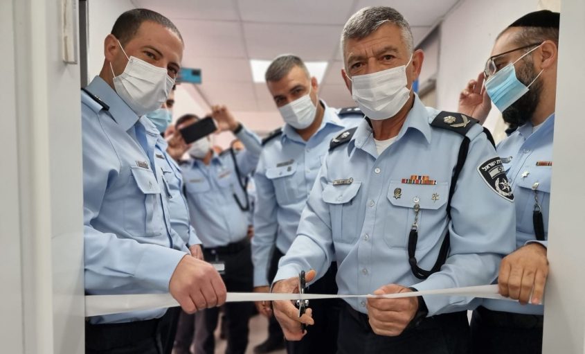 מפקד המחוז ומפקד המרחב גוזרים את הסרט. צילום: דוברות המשטרה