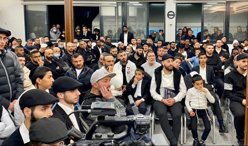 הקהל בשיעור של הרב יואל פינטו. צילום: שובה ישראל