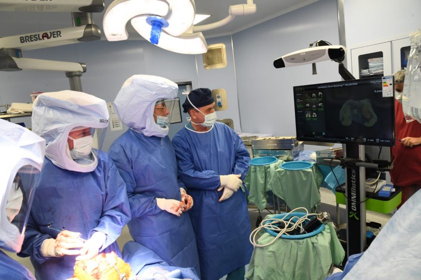 ניתוח החלפת מפרק באמצעות רובוט