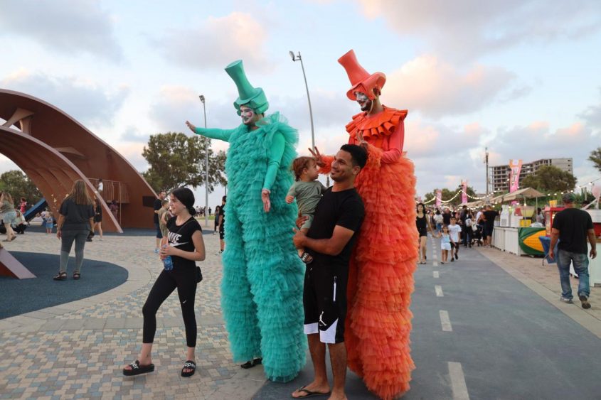 הולכי קביים בטיילת. צילום: אלדד עובדיה