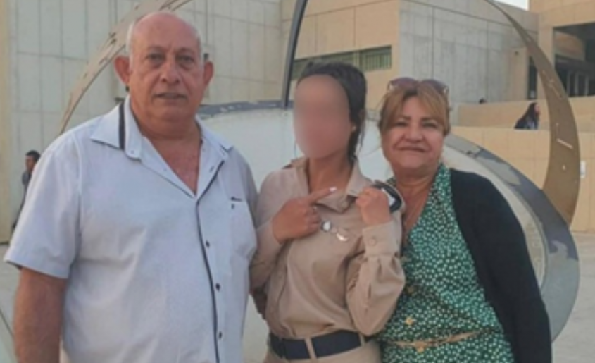 סגן מ', רש"צ ביחידת סייבר. בתמונה עם הוריה. צילום: דובר צה"ל