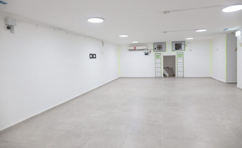 מערכת אזעקה, גלאי נפח ומצלמות במקלט ציבורי באשקלון. צילום: אלדד עובדיה