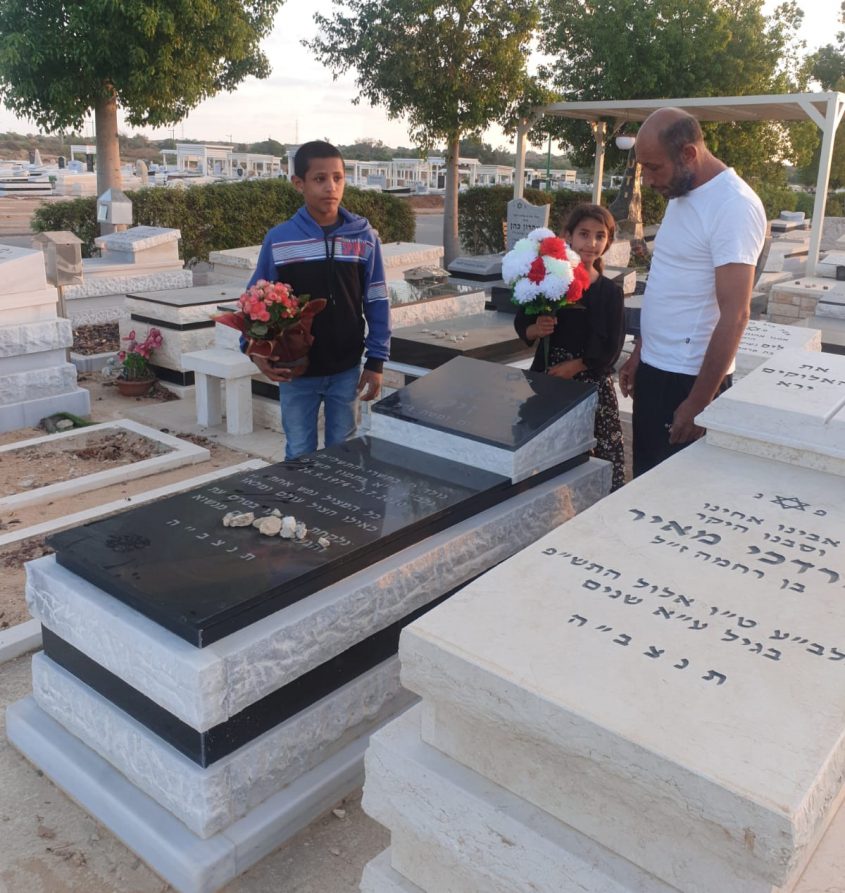 ג'מיל והילדים בקבר של מיכאל