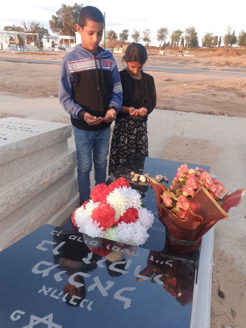 הילדים מתייחדים עם זכרו של מיכאל ז"ל