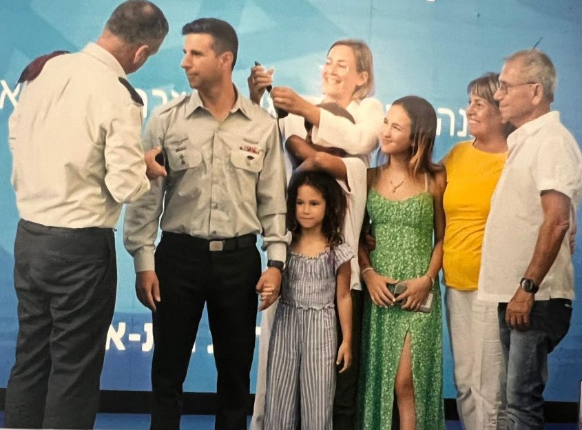 האישה מיכל והרמטכ"ל אביב כוכבי מעניקים לו את הדרגות. צילום: דובר צה"ל