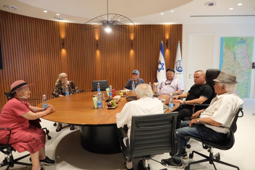 ראש העיר בפגישה עם שורדי שואה שהשתתפו בפרויקט הפודקאסטים "הייתי שם". צילום: אלדד עובדיה