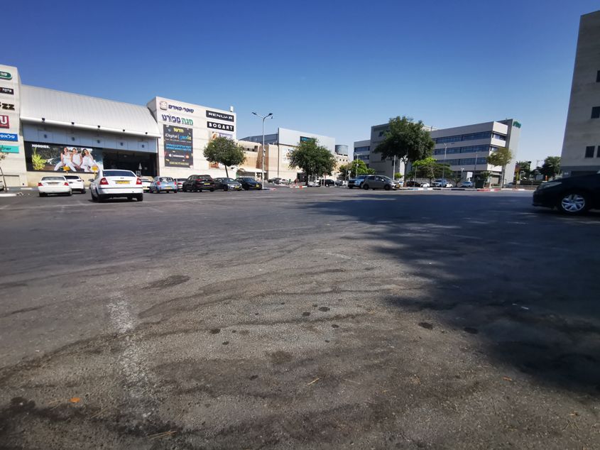 החניון של העירייה וקניון גירון