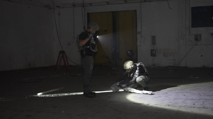 חבלנית משטרה מפנה את הרקטה. צילום: דוברות המשטרה
