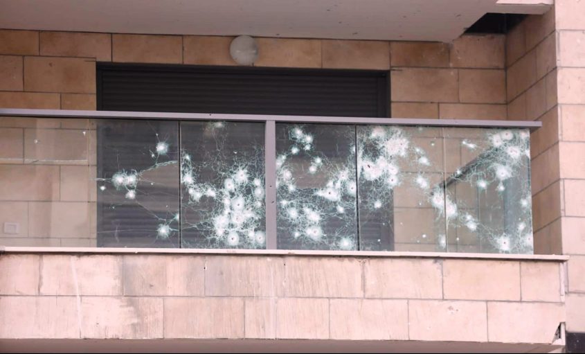 רסיסי רקטה שפגעו במרפסת באשקלון. צילום: אלדד עובדיה