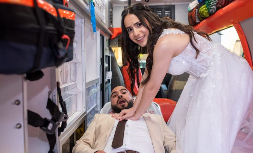 רועי ולין בתחנה ביום החתונה. צילום: האולפנים המיוחדים