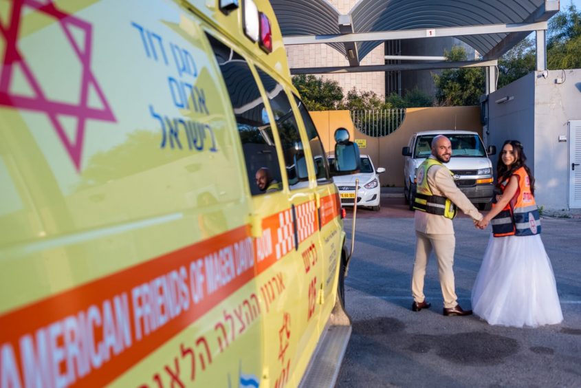רועי ולין בתחנה ביום החתונה. צילום: האולפנים המיוחדים