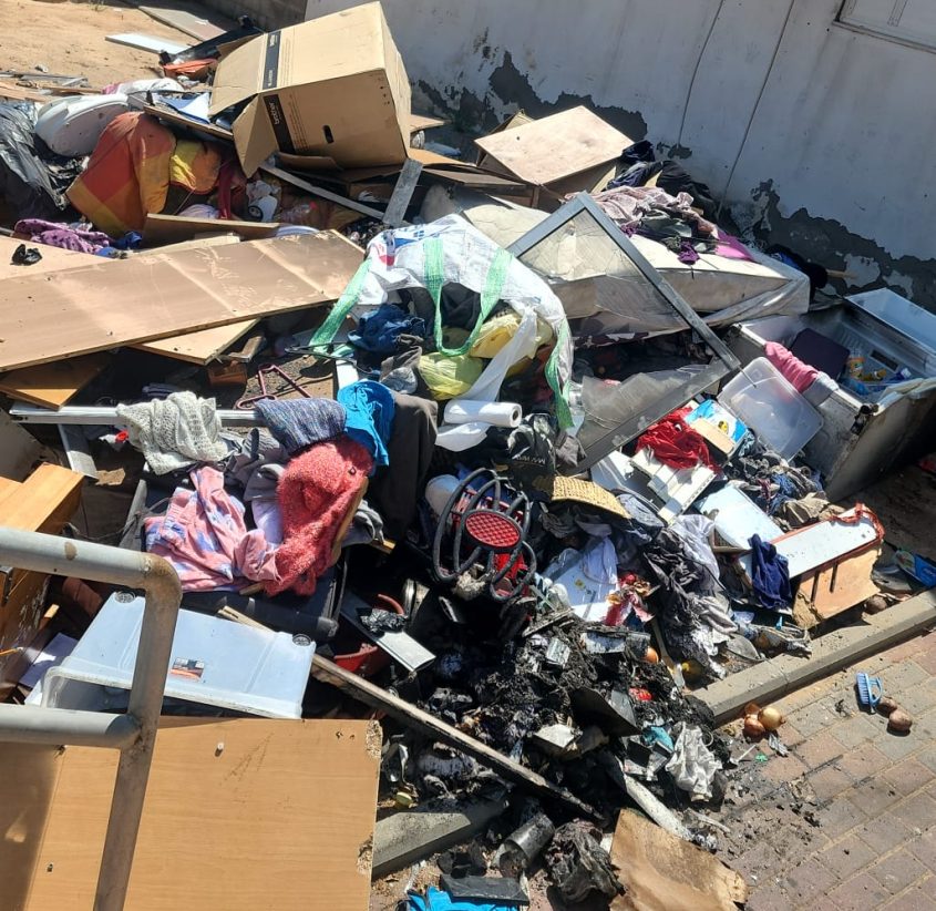 הרכוש נשרף והוצא מהבית. צילום: דוברות המשטרה