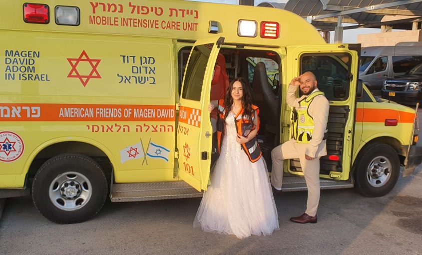 רועי ולין בתחנה ביום החתונה. צילום: האולפנים המיוחדים